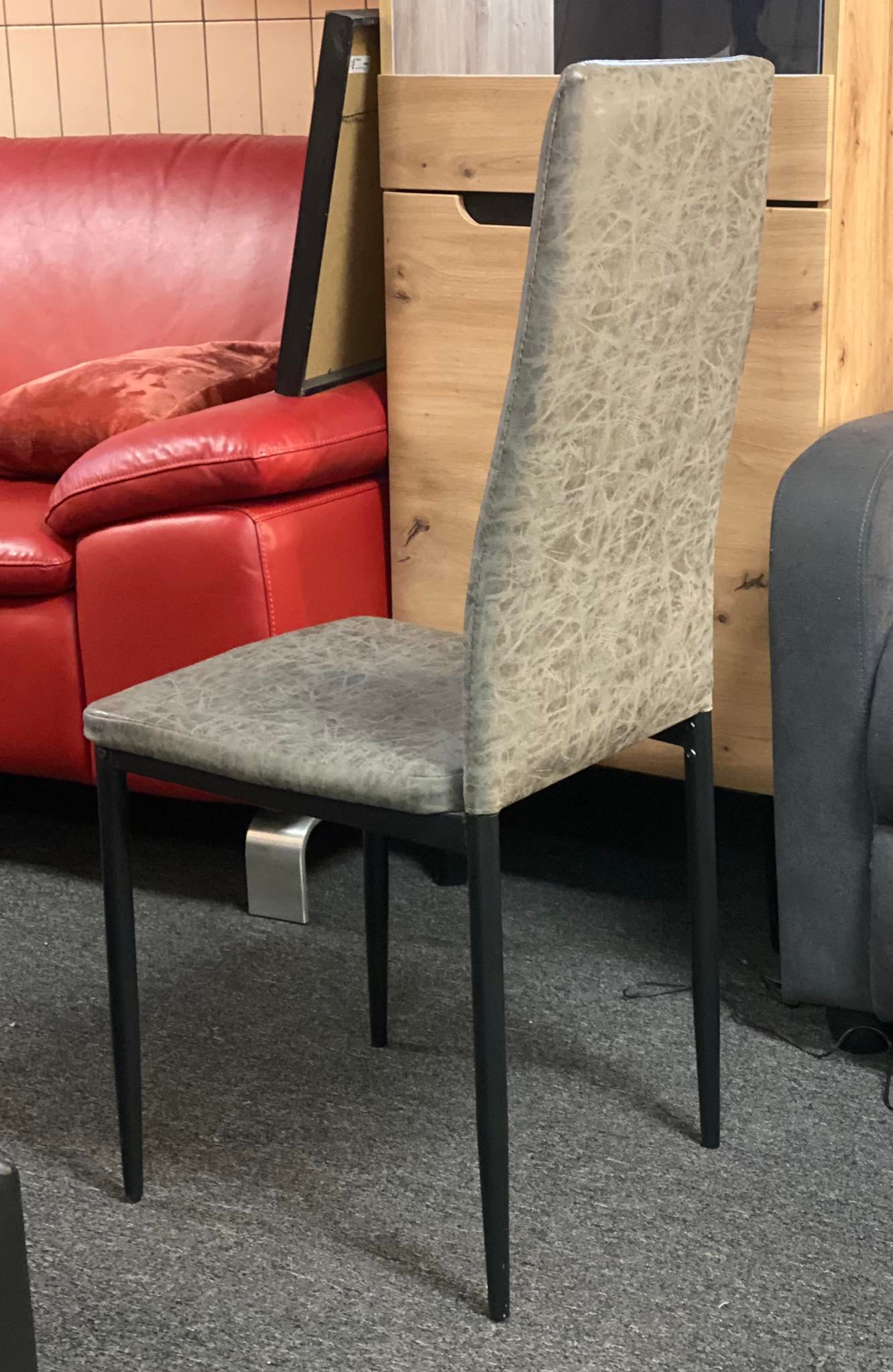 Chaises de salle à manger similicuir (8 pièces disponibles) - Image 2