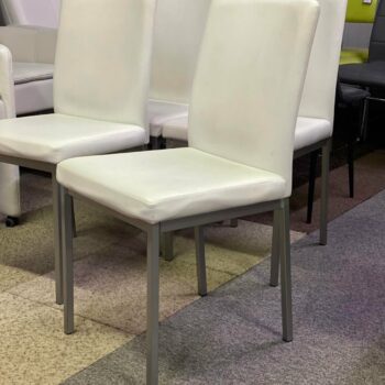 Chaises en cuir blanc ( 3 disponibles)