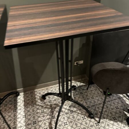 Tables hautes/Mange debout (5 pièce disponible)