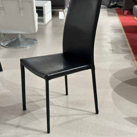 Chaises en cuir noir empilables