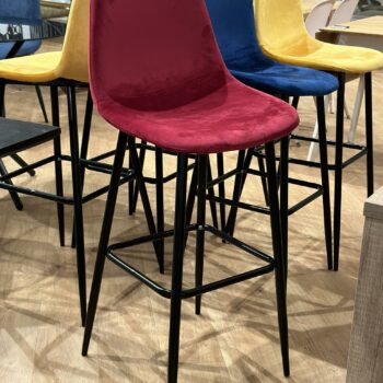 Tabourets de bar / chaises haute en velours bordeaux (4 pièces disponibles)