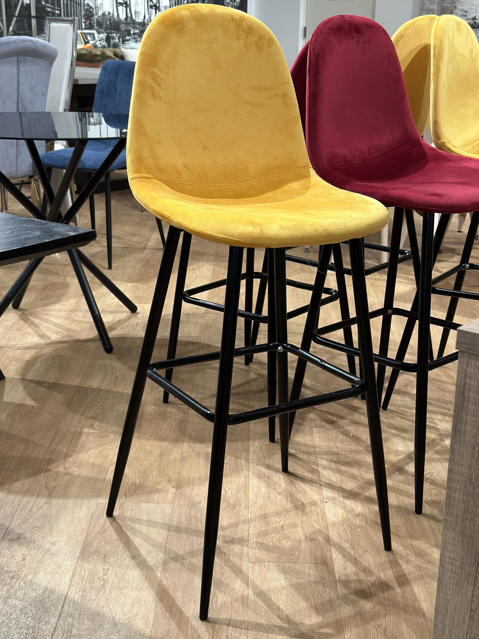 Tabourets de bar / chaises haute en velours jaune (4 pièces disponibles)