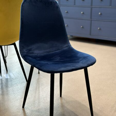 Chaises en velours bleu (7 pièces disponibles)