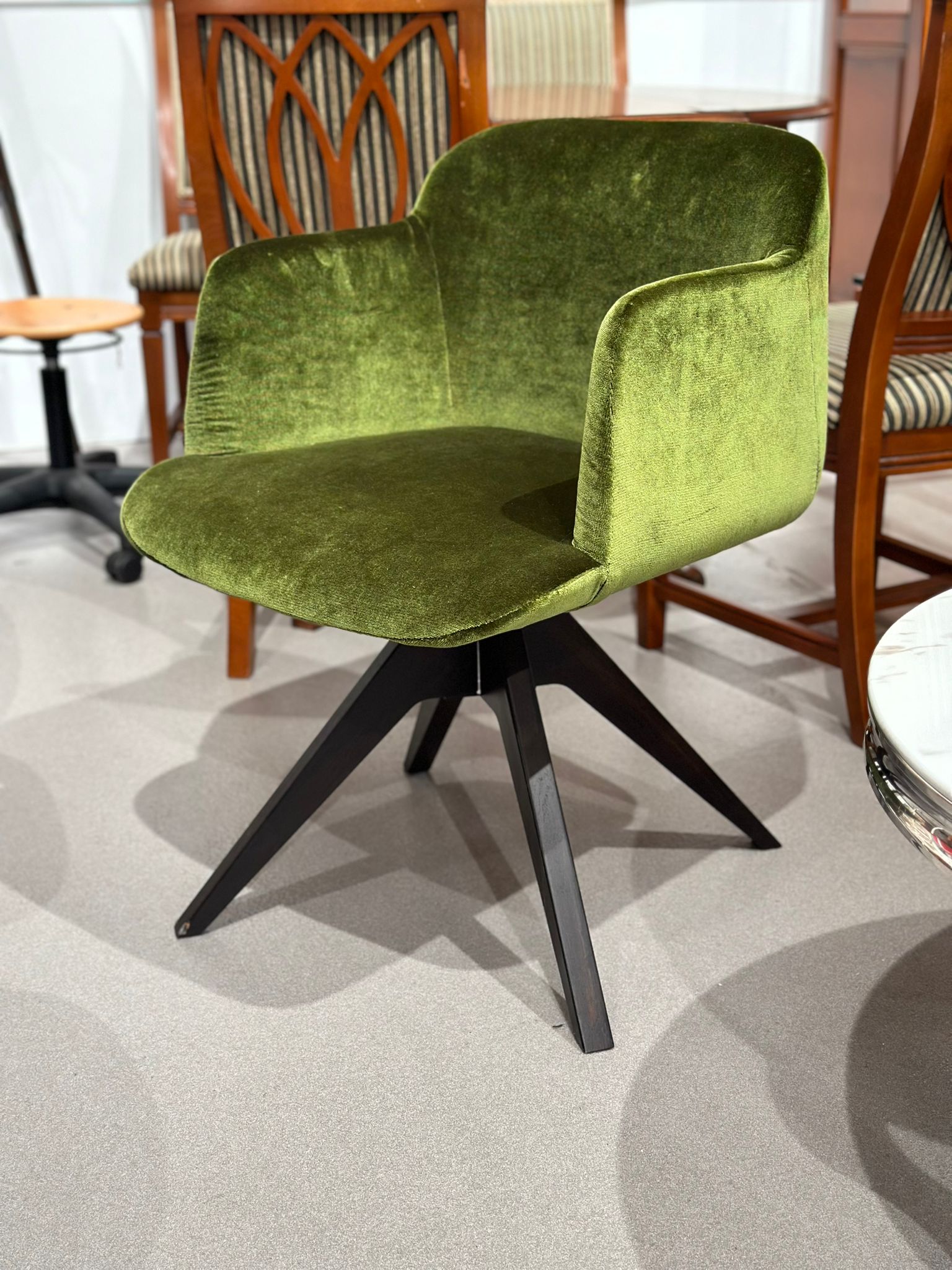 Fauteuil pivotant en velour design - DEEP - Image 2