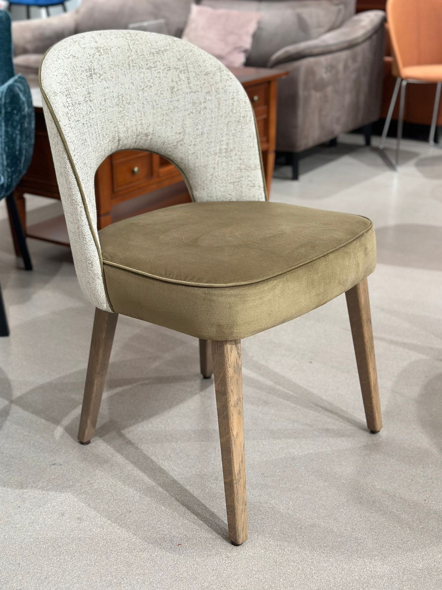 Chaise design en tissu