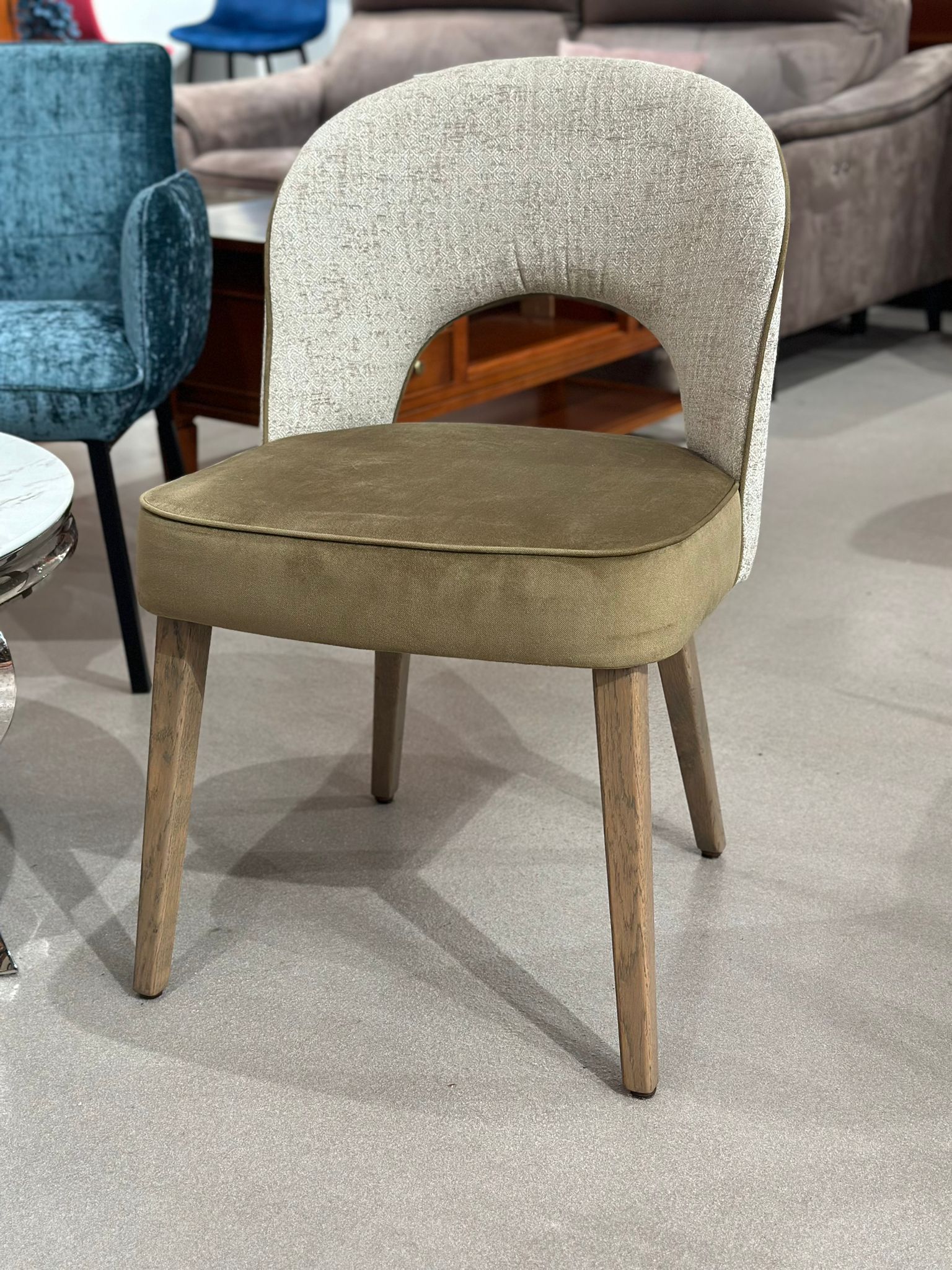 Chaise design en tissu - Image 2