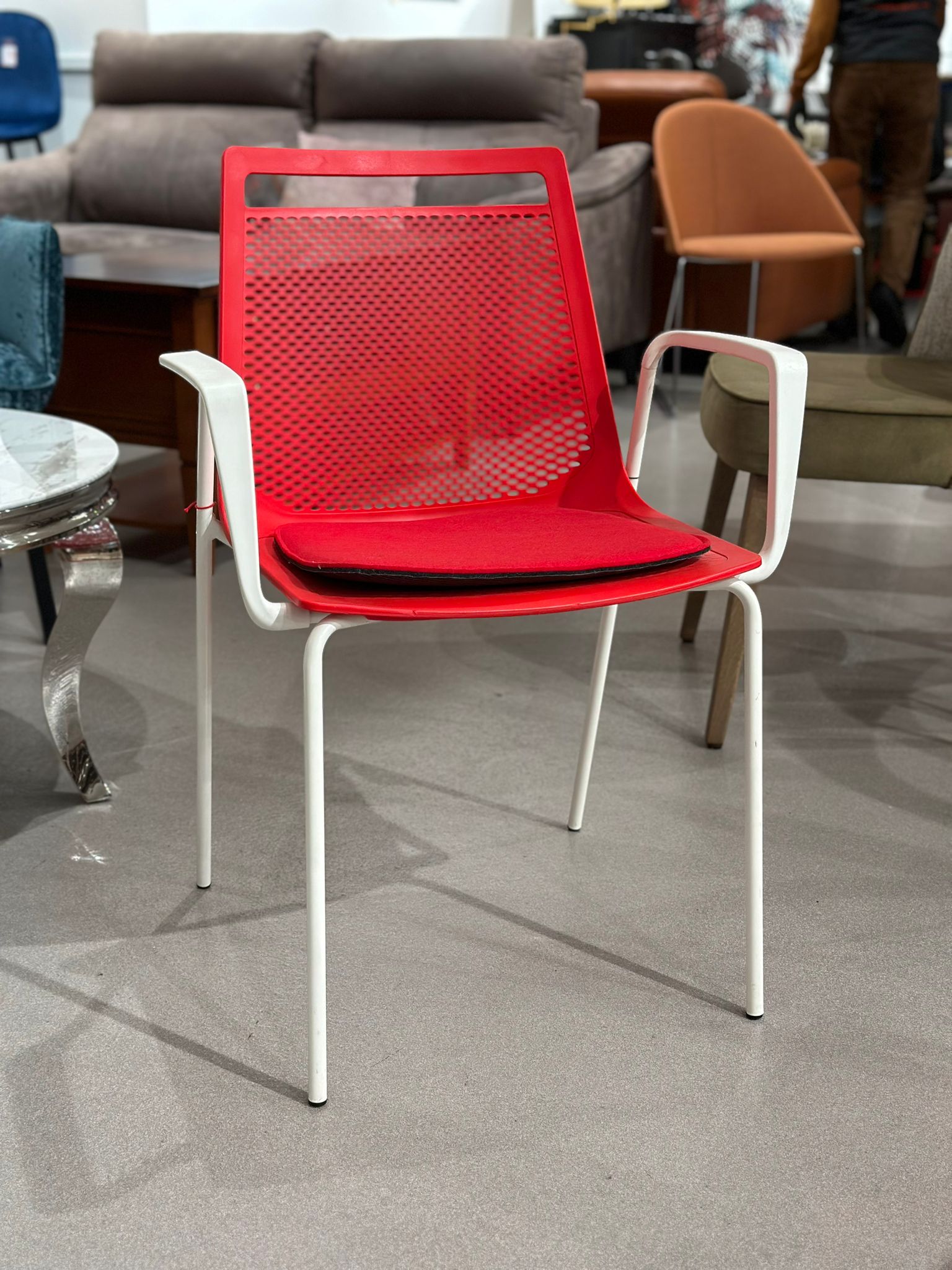 Chaise avec accoudoirs - AKAMI - Image 3