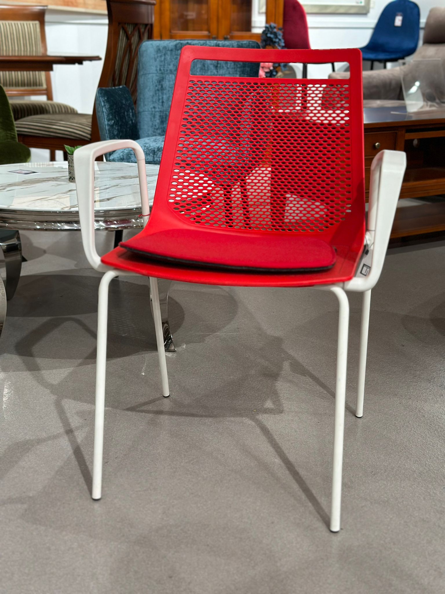 Chaise avec accoudoirs - AKAMI - Image 2