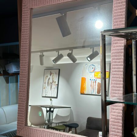 Miroir avec cadre en osier rosée