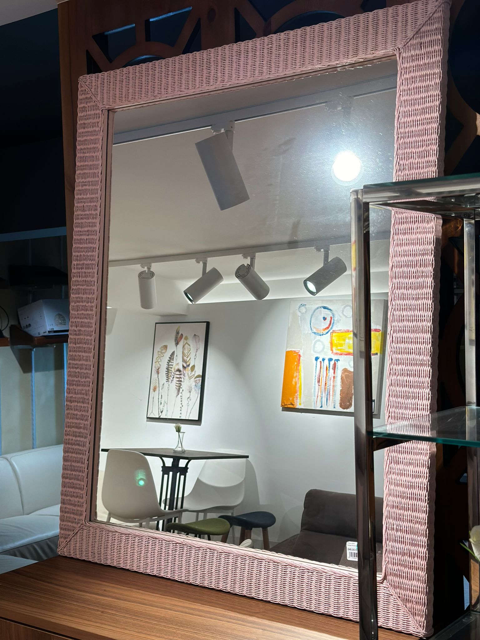 Miroir avec cadre en osier rosée