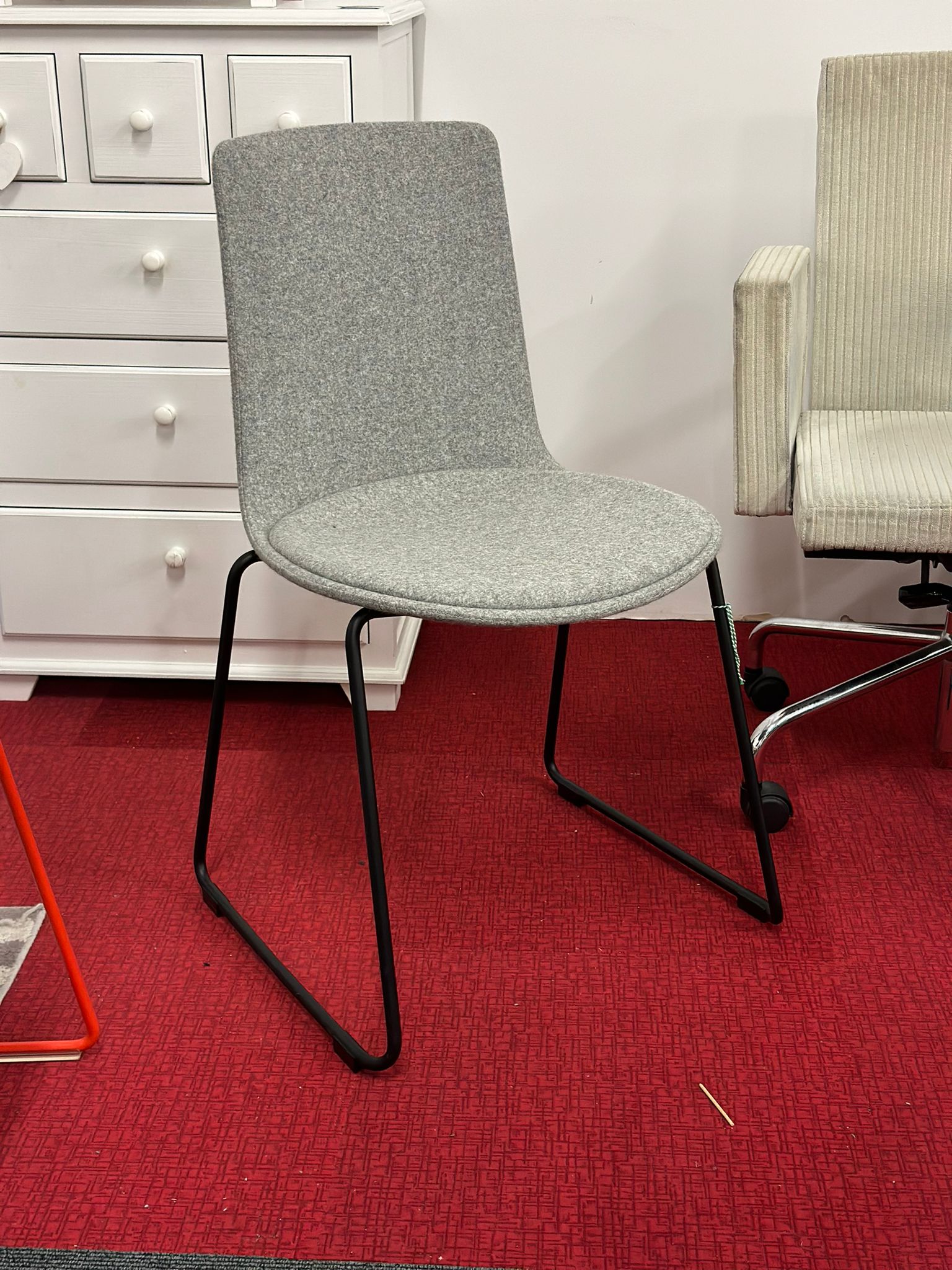 Chaise design gris - Image 2