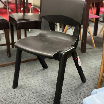 Chaise en plastique noir empilable