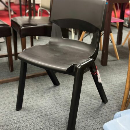 Chaise en plastique noir empilable