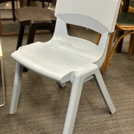 Chaise en plastique bleu ciel empilable