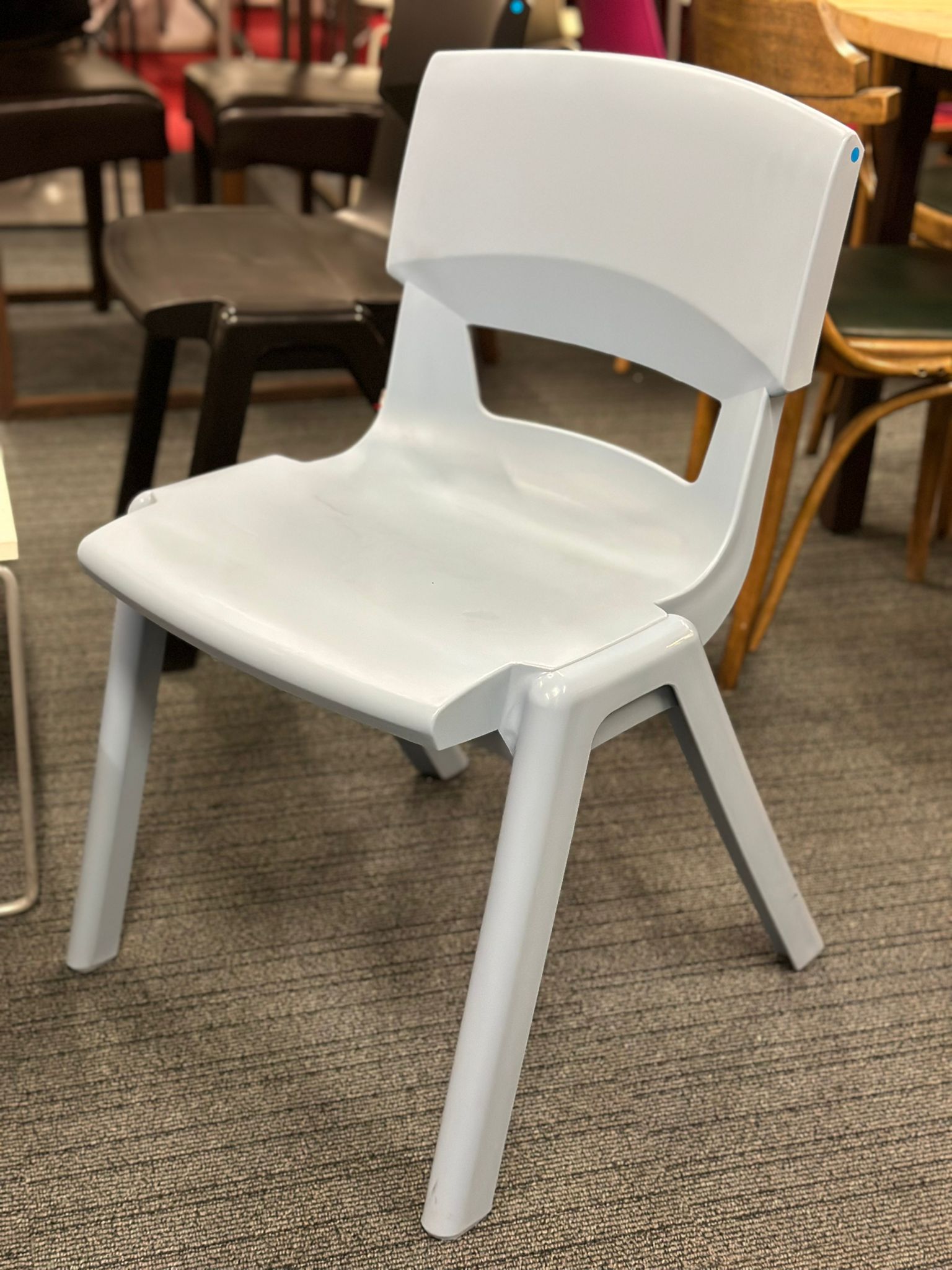 Chaise en plastique bleu ciel empilable