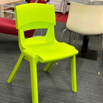 Chaise en plastique fluo empilable