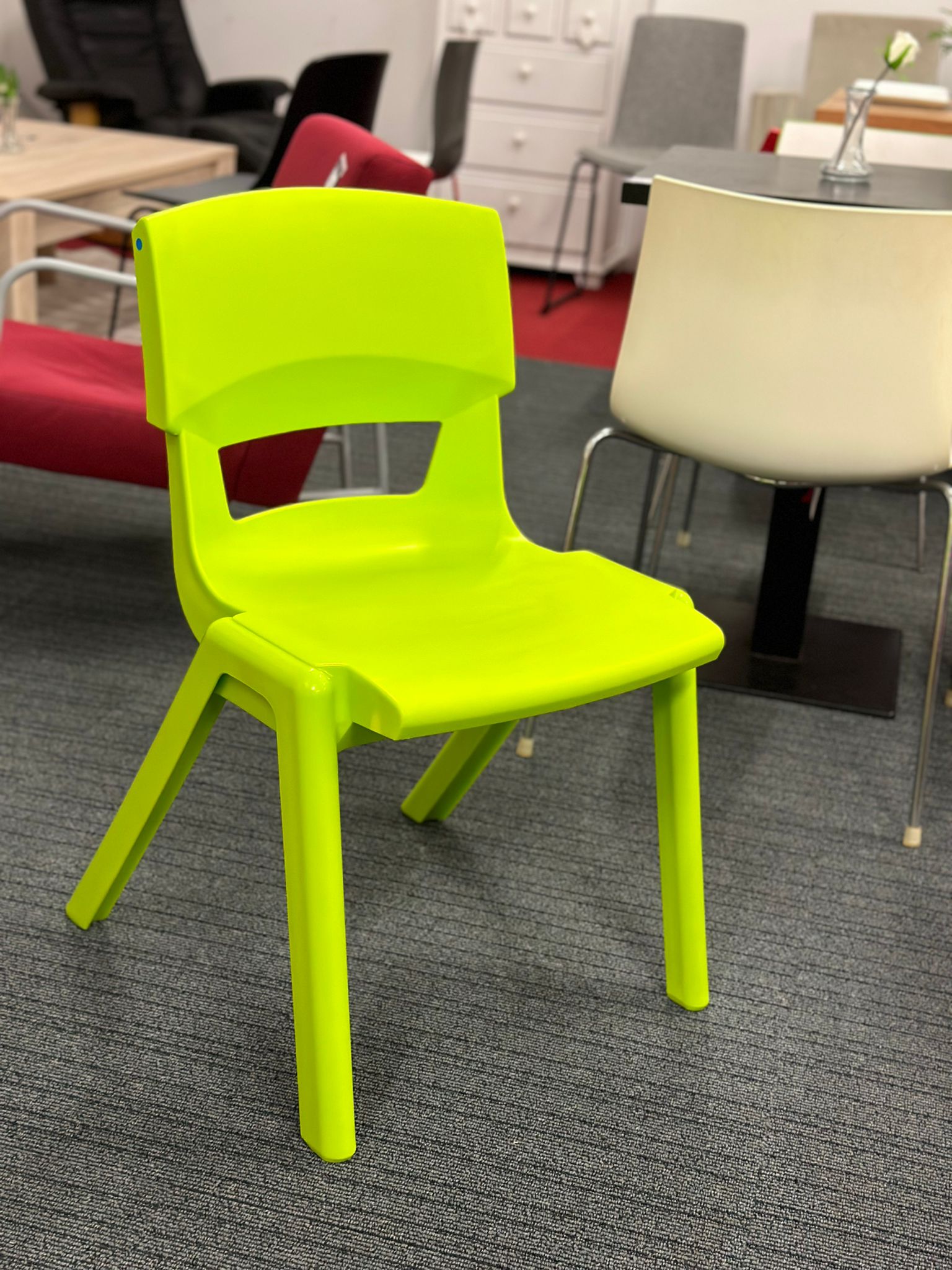 Chaise en plastique fluo empilable