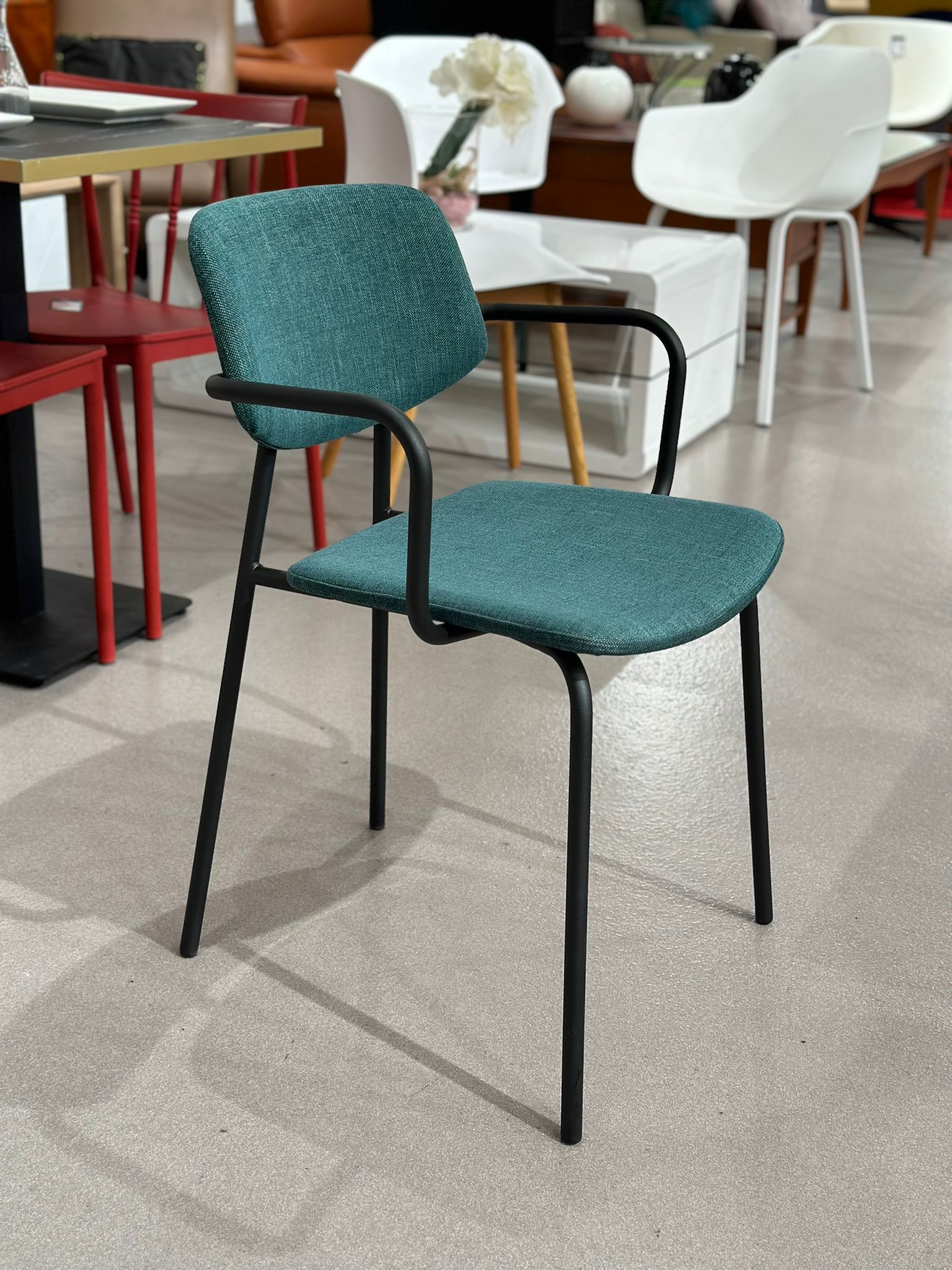 Chaise design avec accoudoirs - Image 2