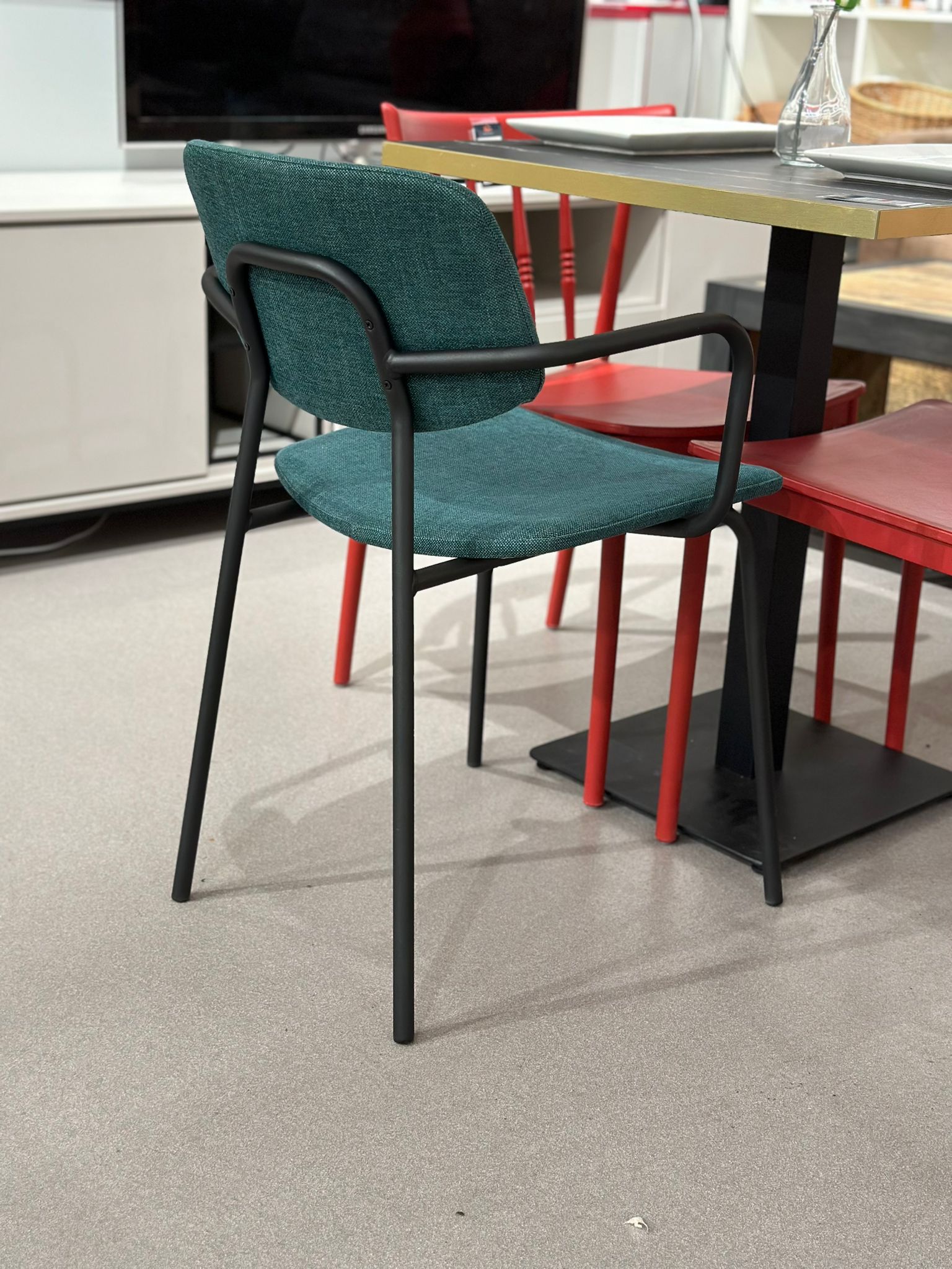 Chaise design avec accoudoirs - Image 3