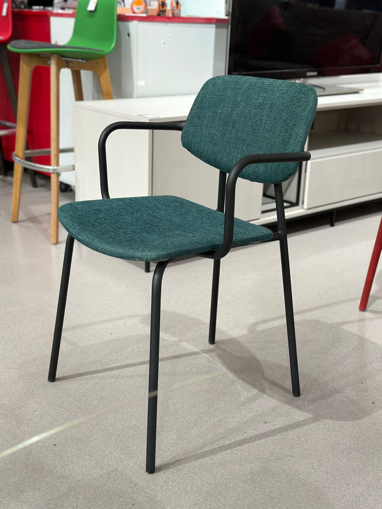 Chaise design avec accoudoirs