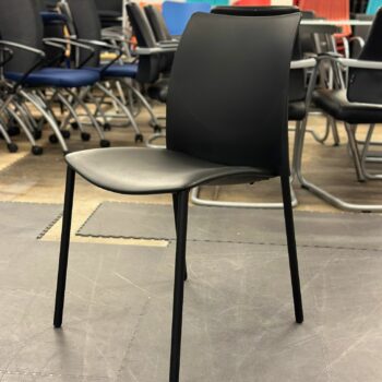 Chaise en plastique noir