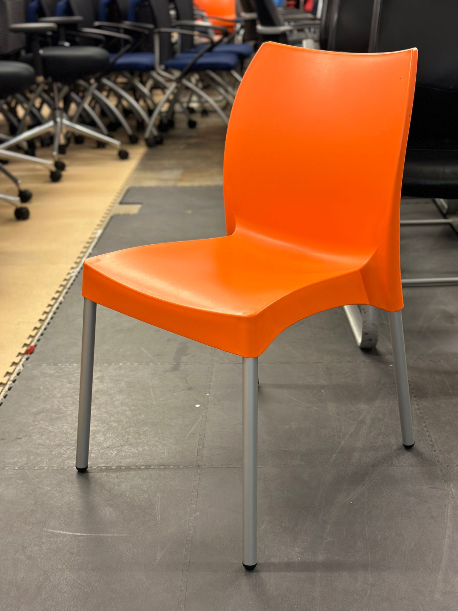 Chaise en plastique empilable - SIESTA