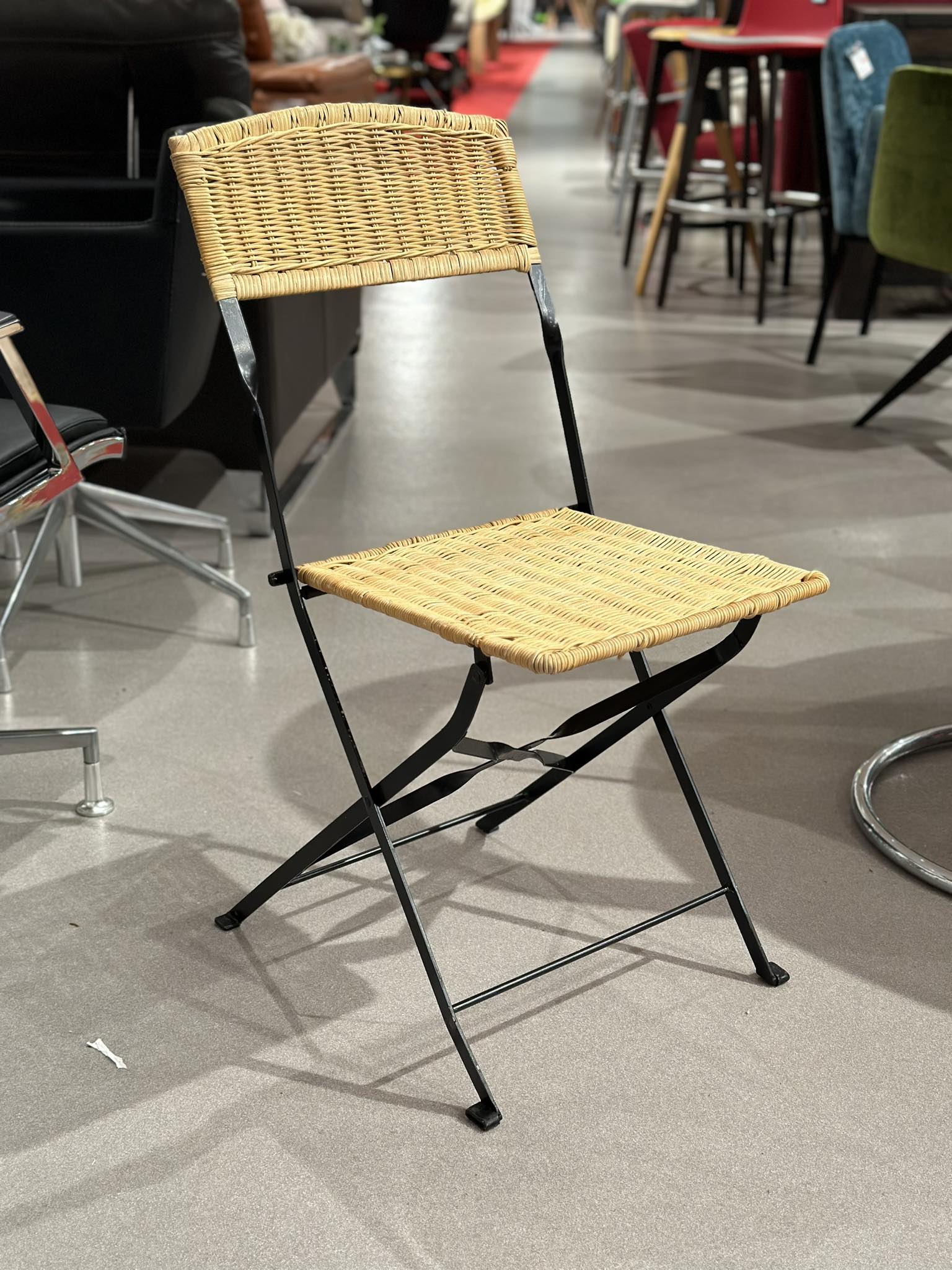 Chaises en osier pliables (100 pièces disponibles)