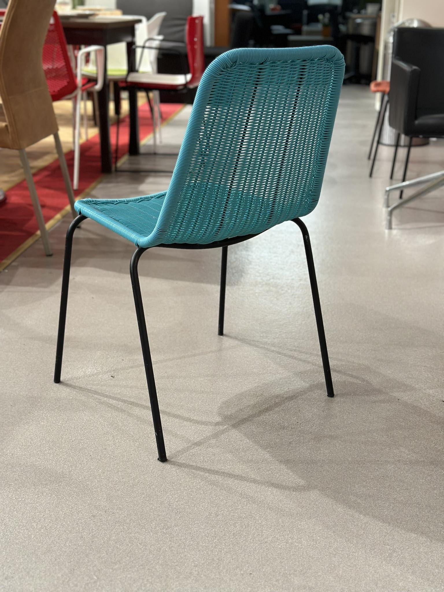 Chaises empilables en résine tressée (18 pièces disponibles) - Image 4