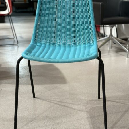 Chaises empilables en résine tressée (18 pièces disponibles)