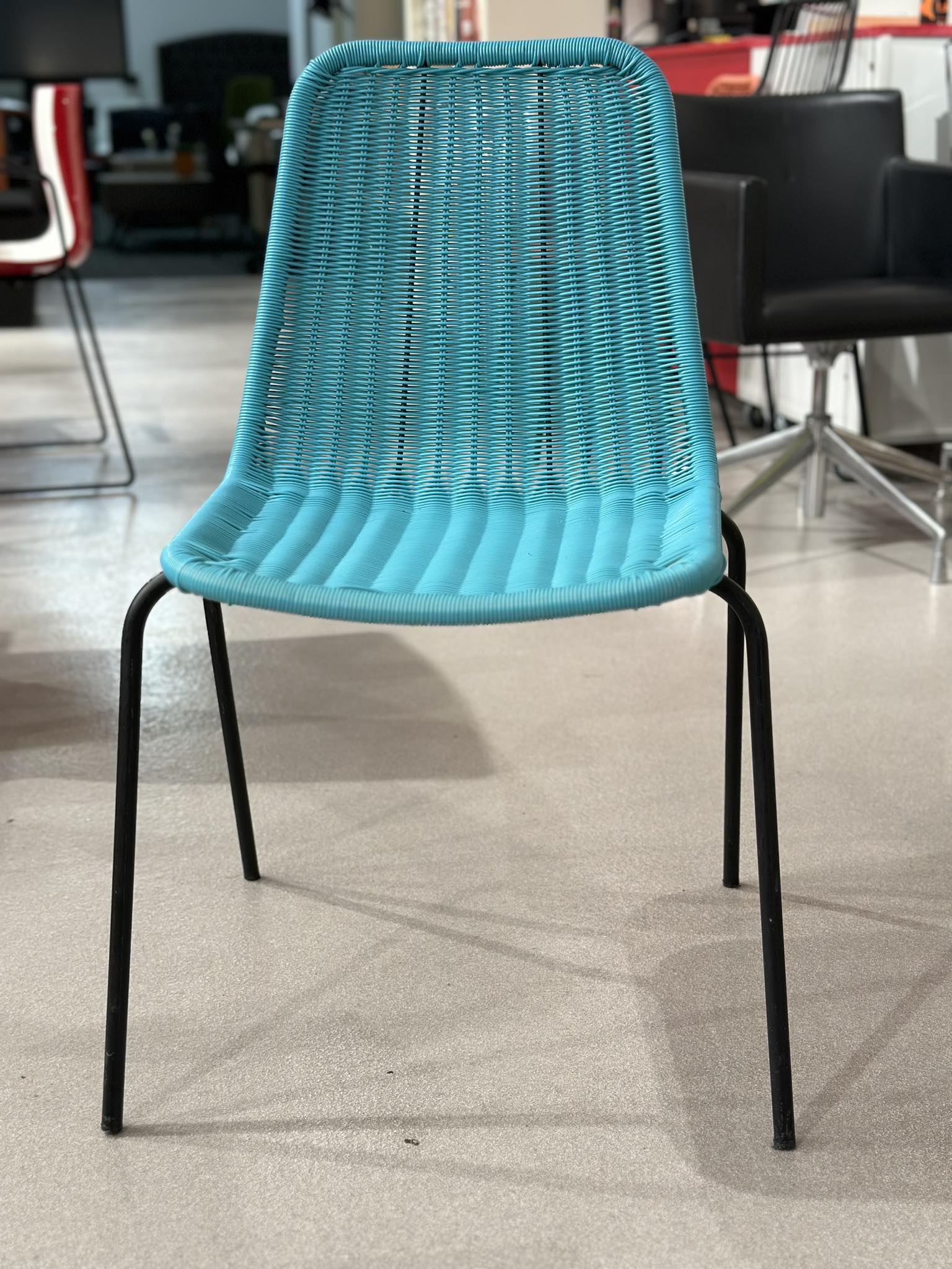 Chaises empilables en résine tressée (18 pièces disponibles)