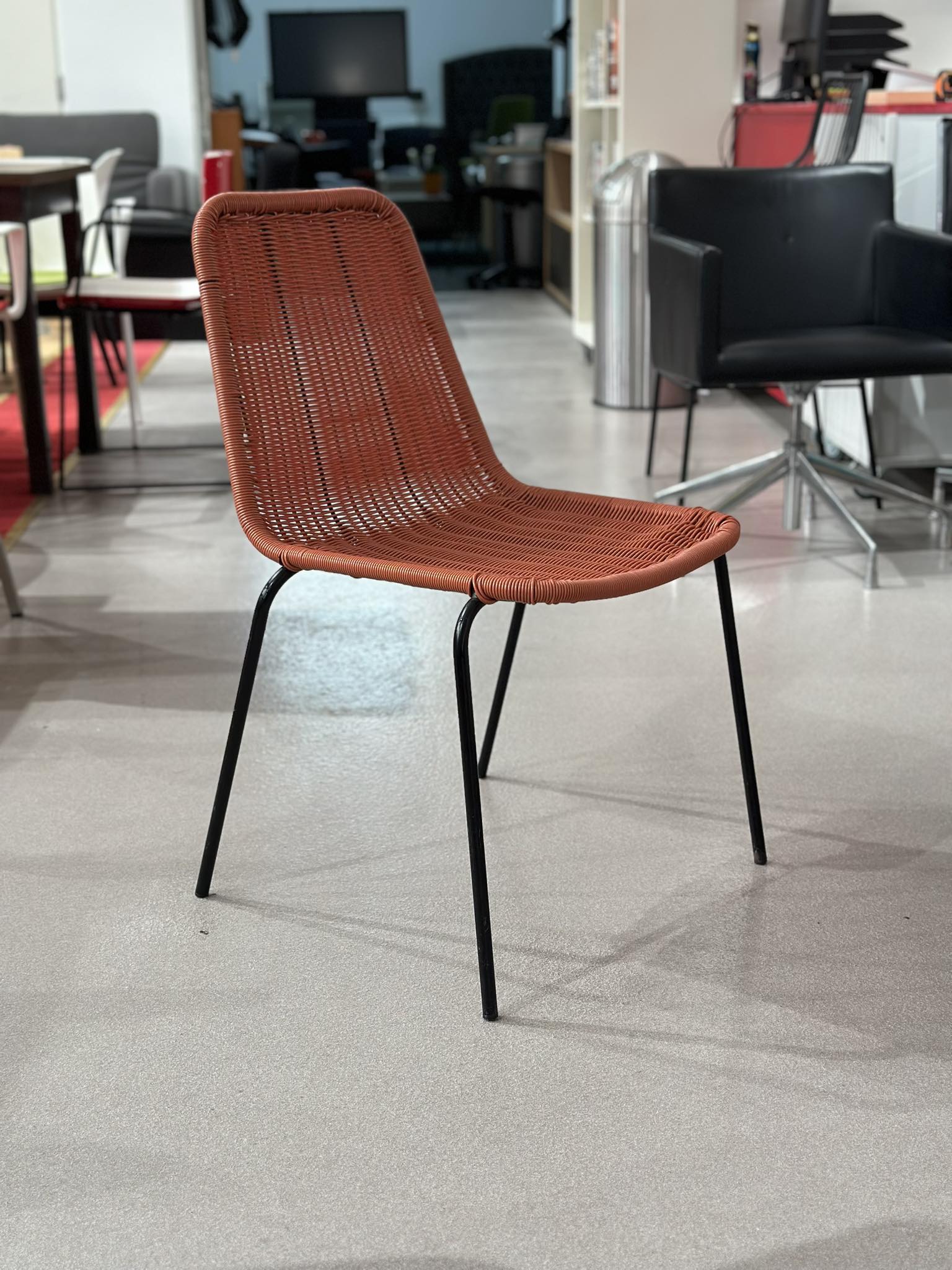 Chaises empilables en résine tressée (27 pièces disponibles) - Image 4