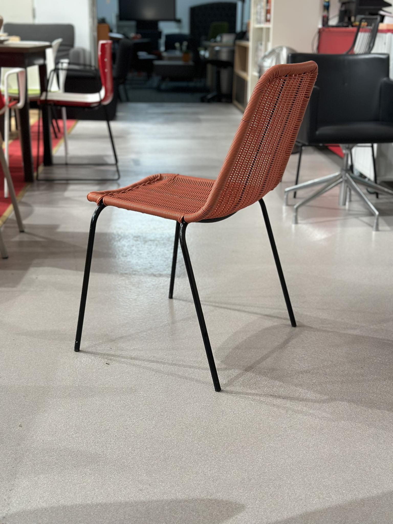 Chaises empilables en résine tressée (27 pièces disponibles) - Image 3