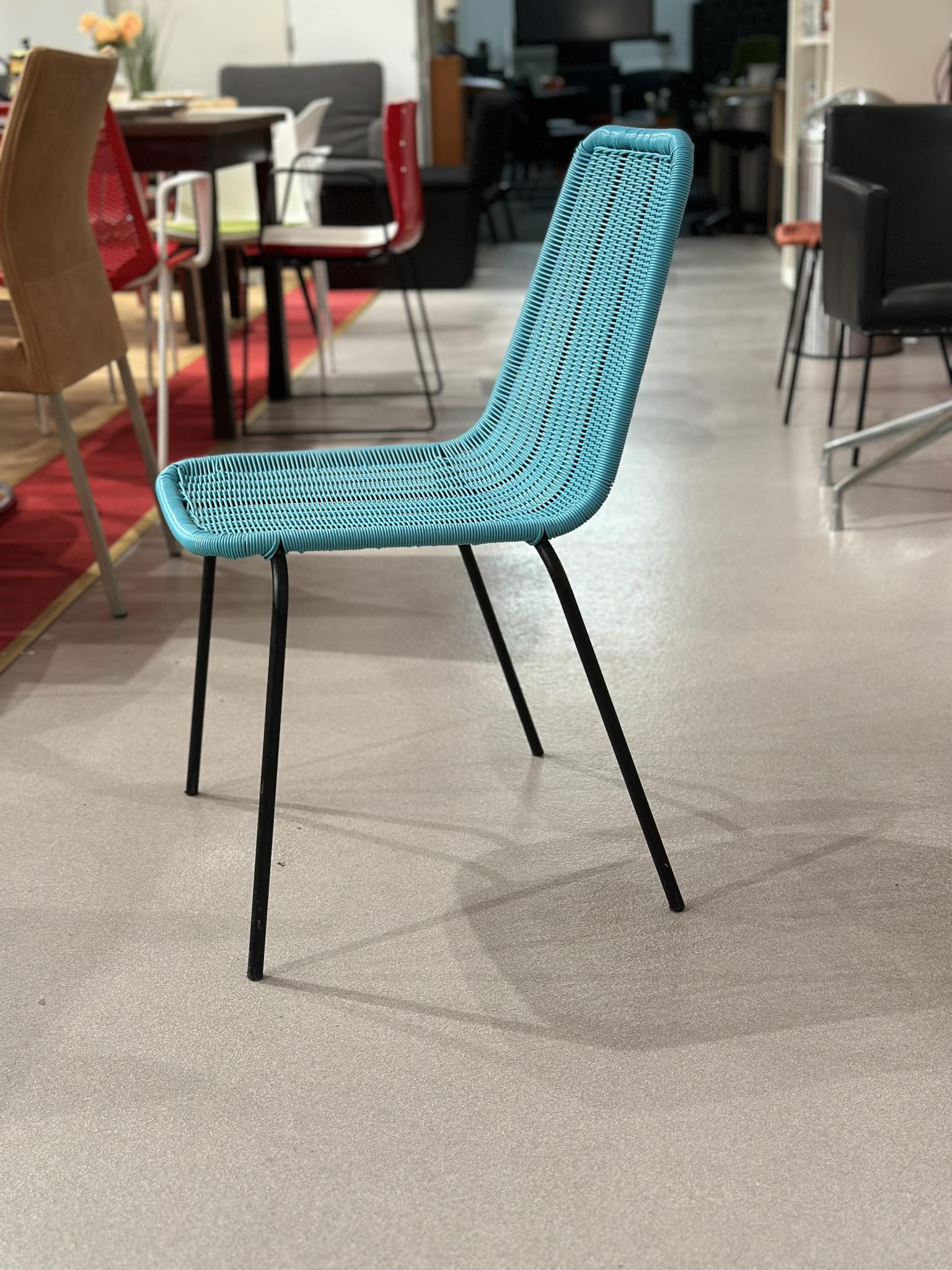 Chaises empilables en résine tressée (18 pièces disponibles) - Image 3