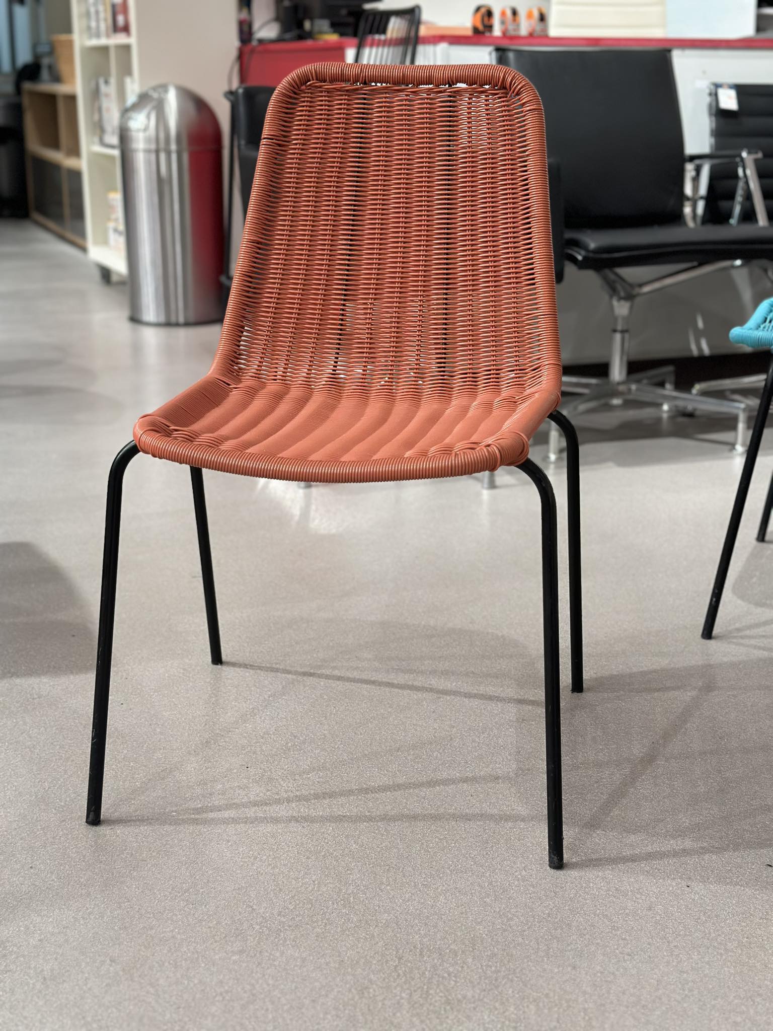 Chaises empilables en résine tressée (27 pièces disponibles)