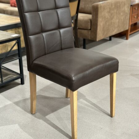 Chaises en cuir rembourrée matelassée (30 pièces disponibles)