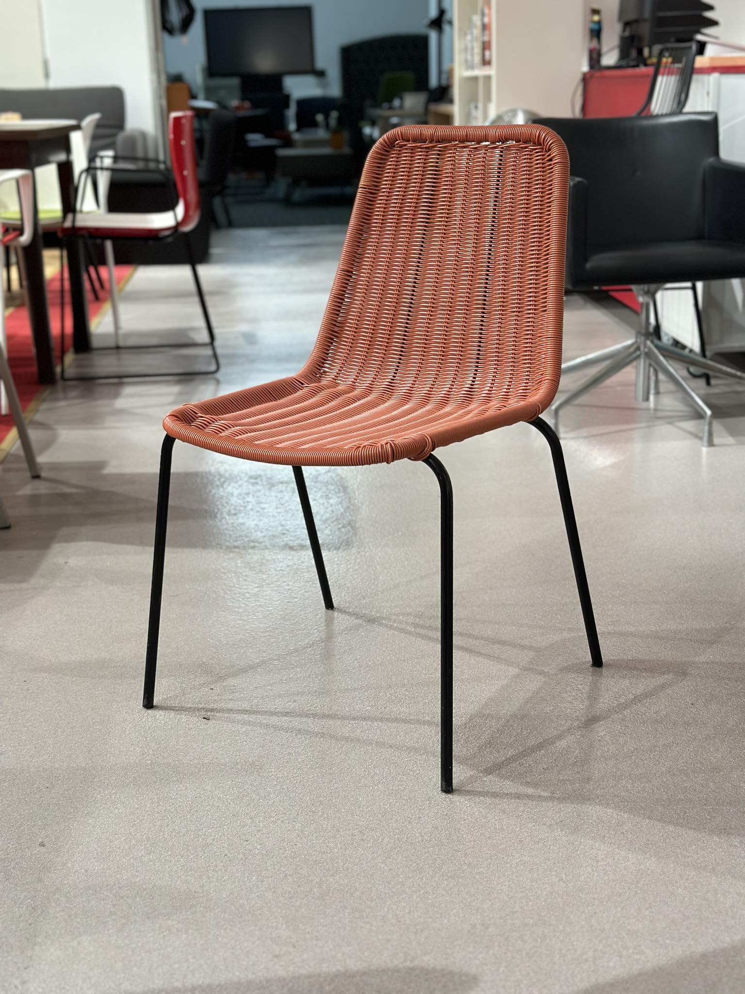 Chaises empilables en résine tressée (27 pièces disponibles) - Image 2