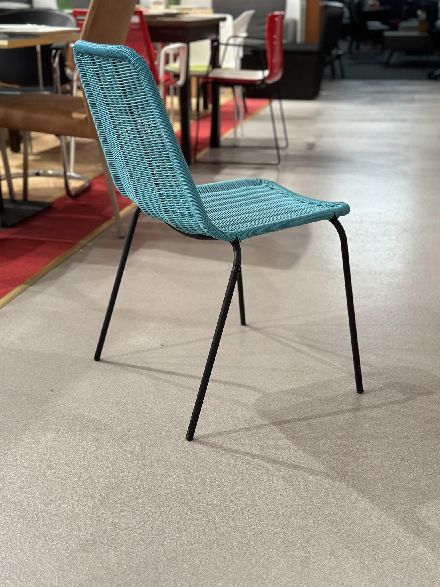 Chaises empilables en résine tressée (18 pièces disponibles) - Image 2