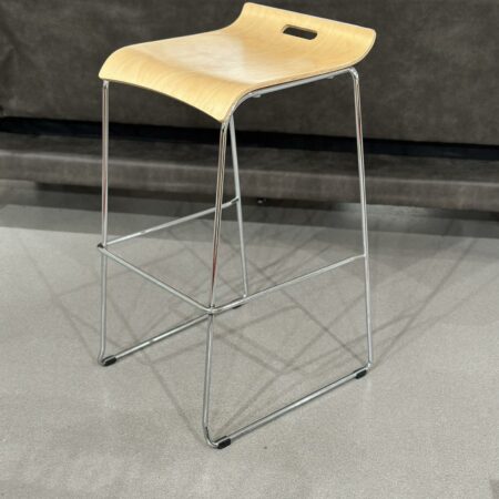 Tabourets de bar empilables (10 pièces disponibles)