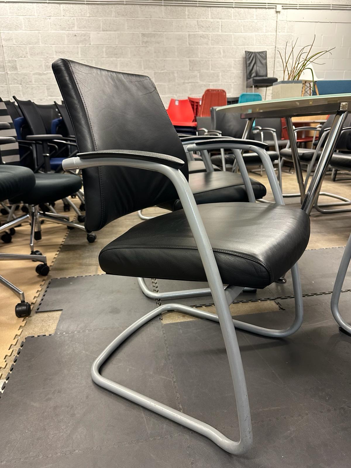 Chaises de bureau/réunion/conférence en cuir empilable