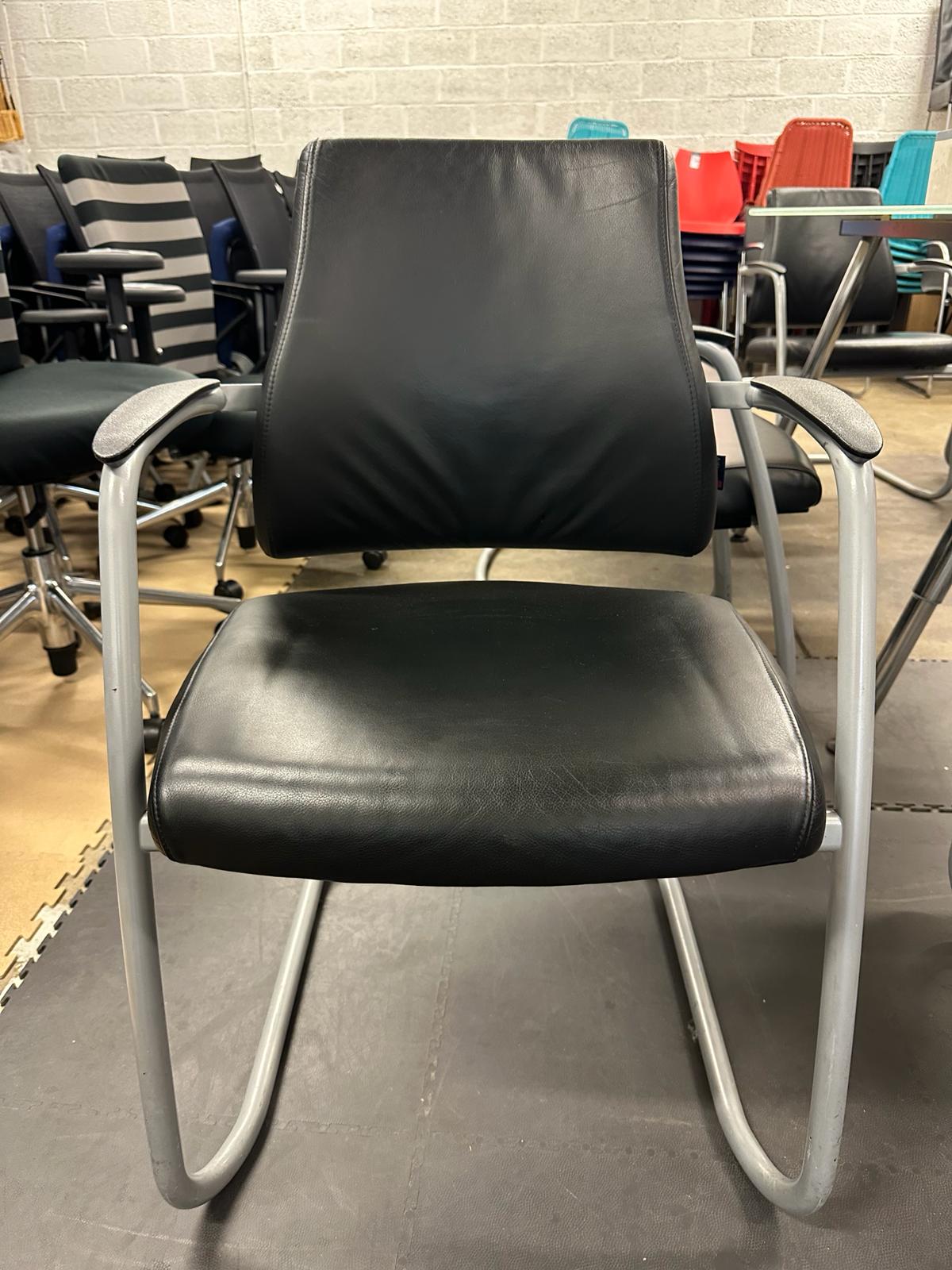 Chaises de bureau/réunion/conférence en cuir empilable - Image 3