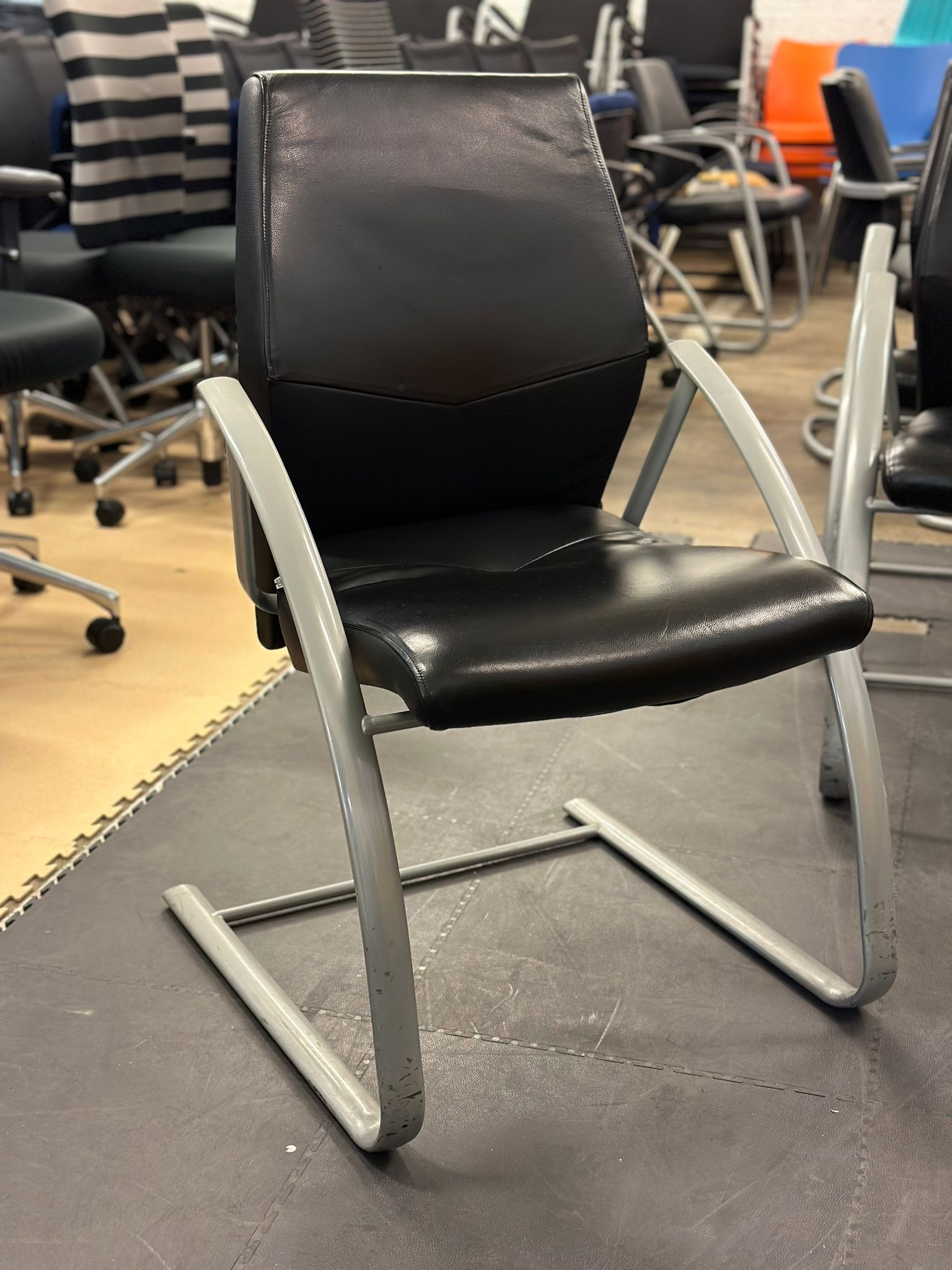 Chaise de bureau en cuir SOKOA - EDEN (6 pièces disponibles)