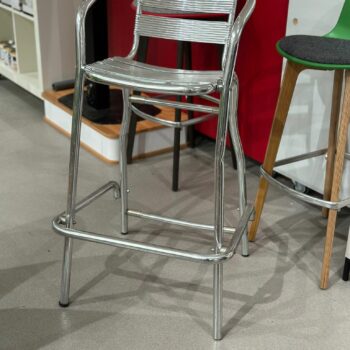 Chaises haute en aluminium (8 pièces disponibles)