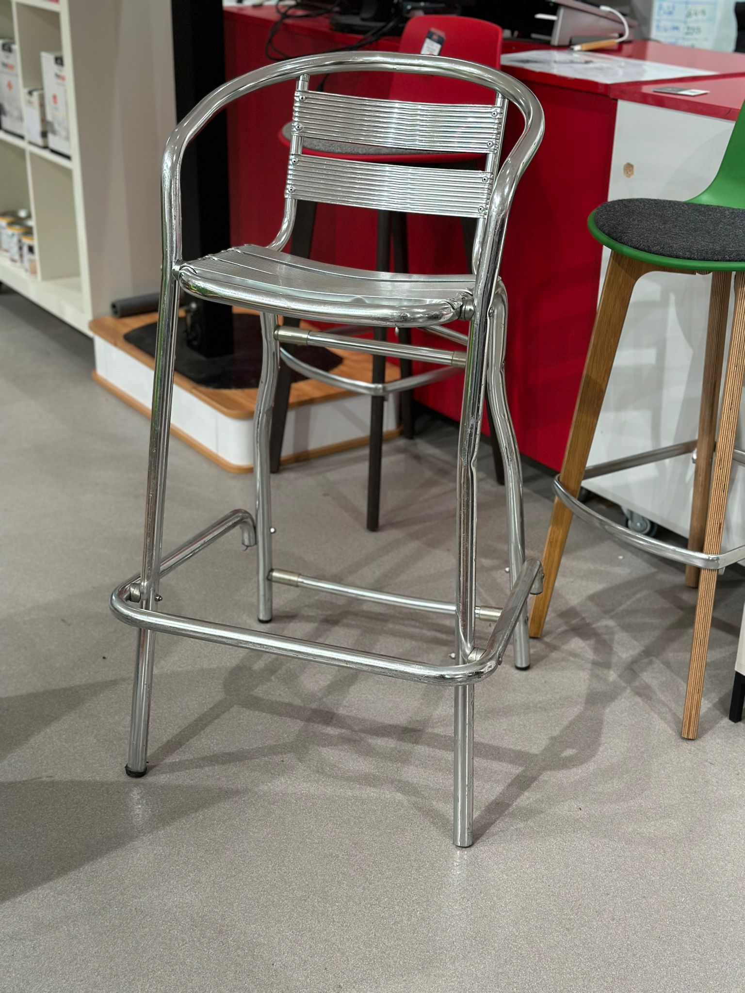 Chaises haute en aluminium (8 pièces disponibles)