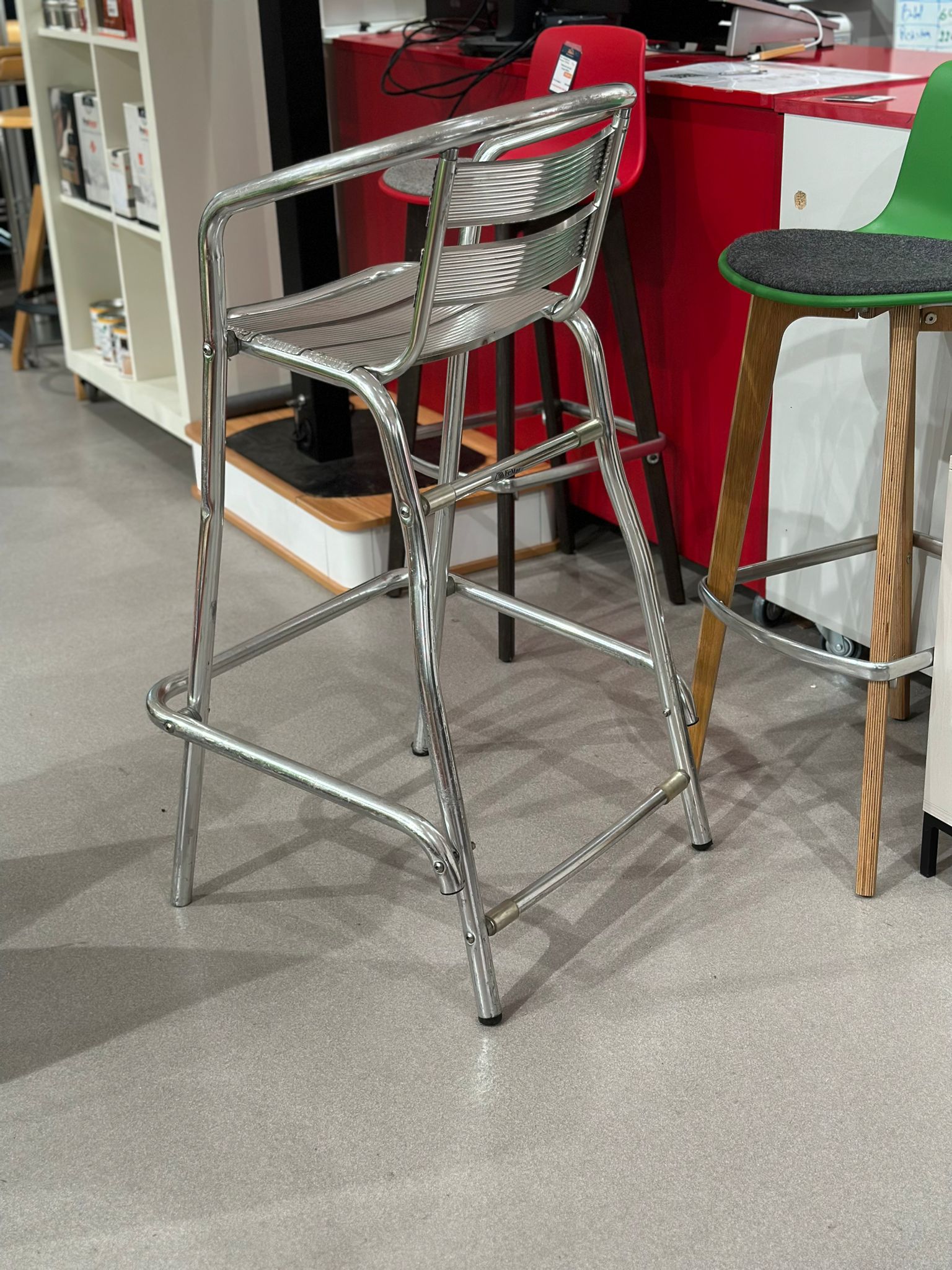 Chaises haute en aluminium (8 pièces disponibles) - Image 2