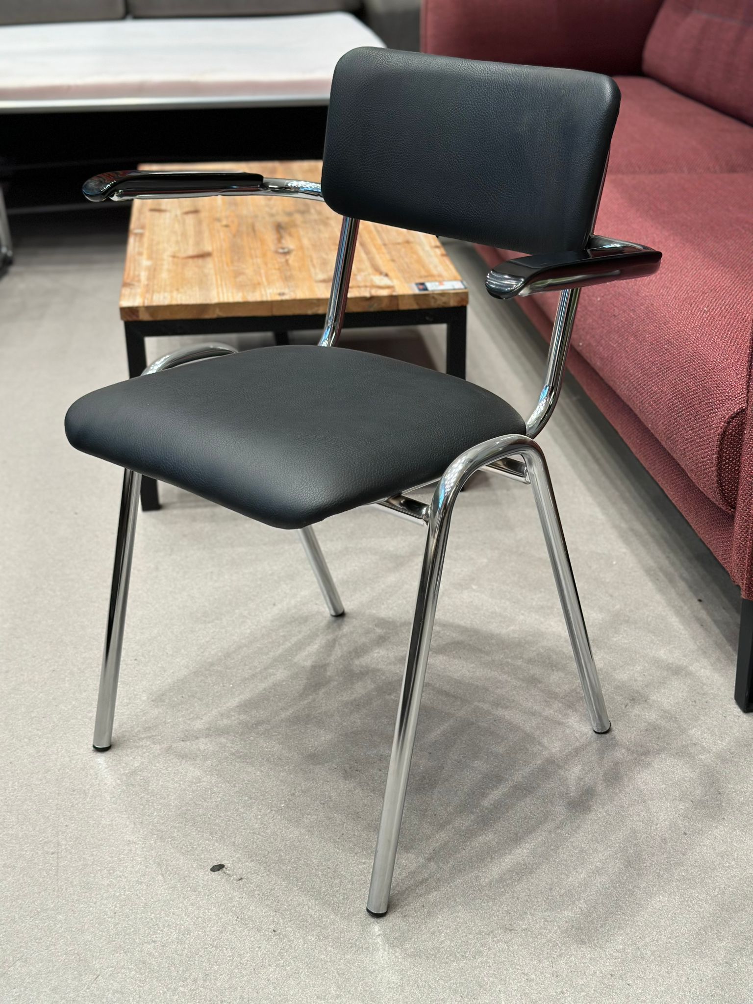 Chaise style écolier avec accoudoirs similicuir