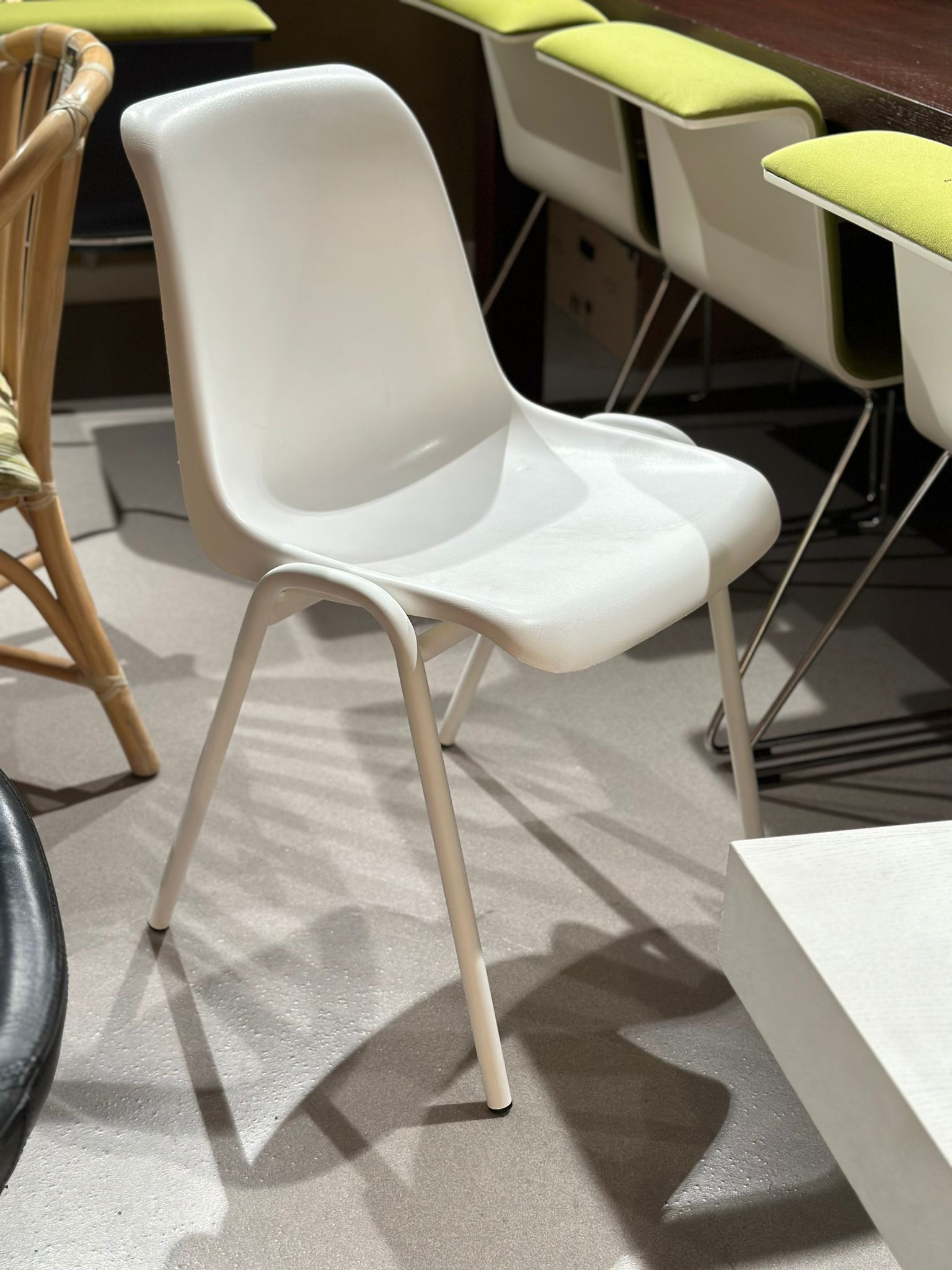 Chaise empilable enfant coque plastique blanc