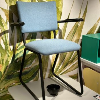 Chaise style écolier bleu avec accoudoirs