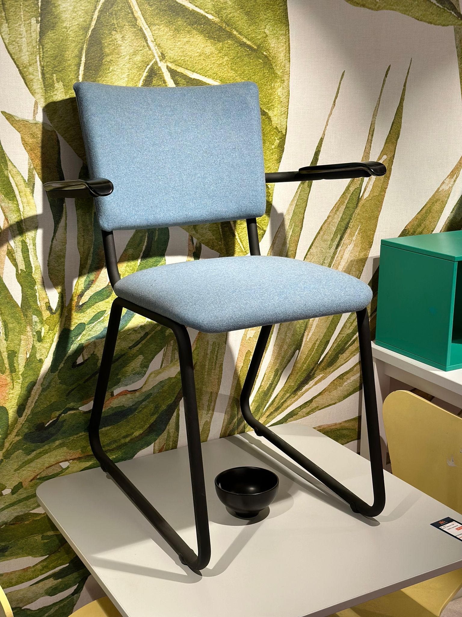 Chaise style écolier bleu avec accoudoirs