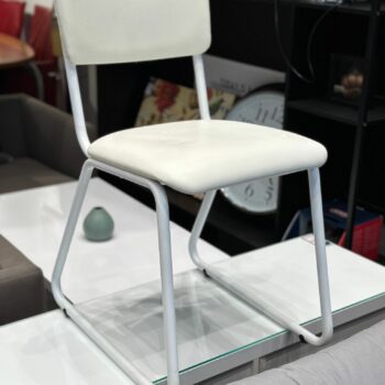 Chaise écolier pour enfant en similicuir blanc