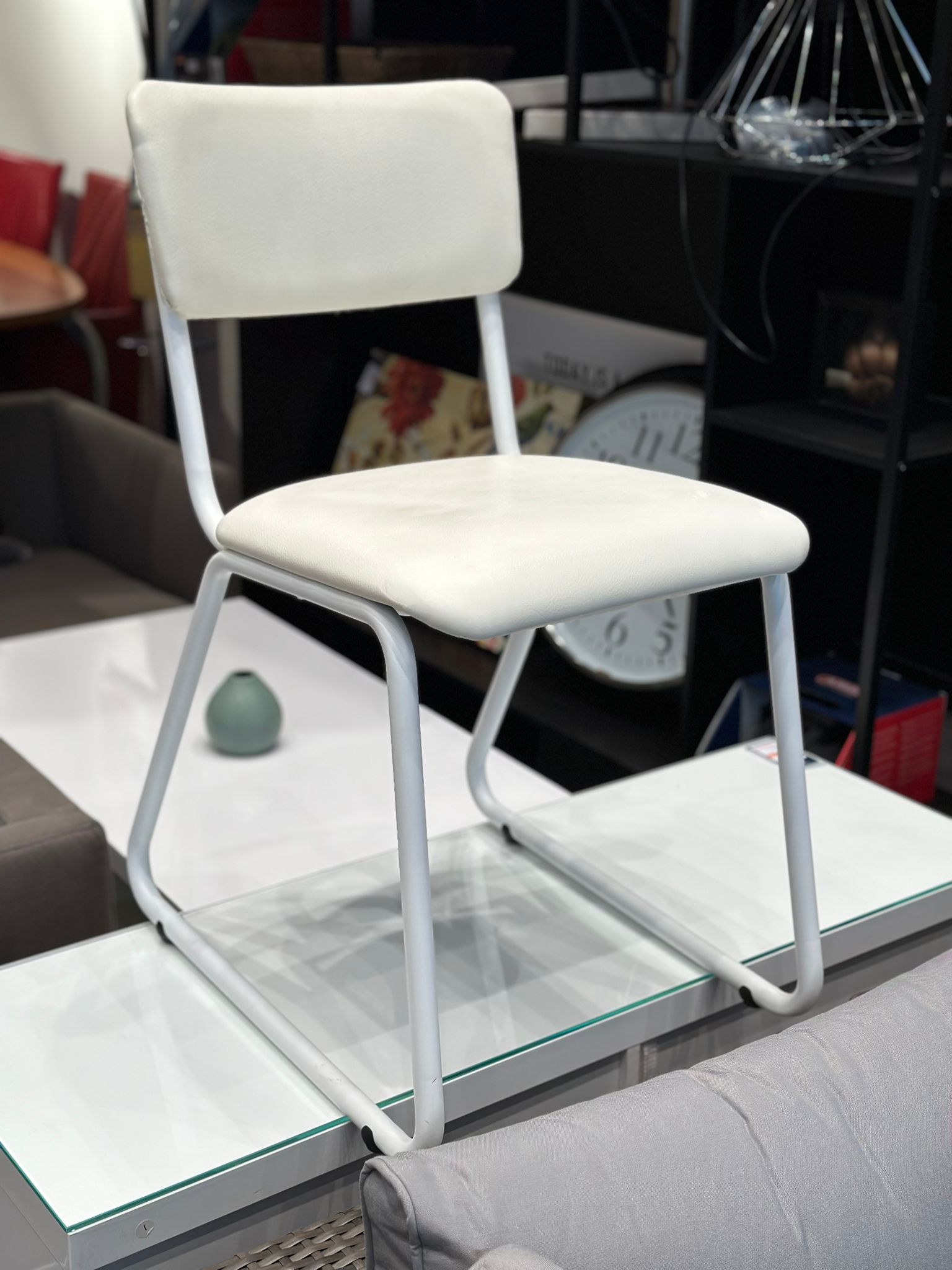 Chaise écolier pour enfant en similicuir blanc